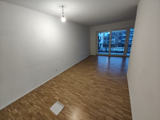 Wohnzimmer Richtung Balkon.jpg