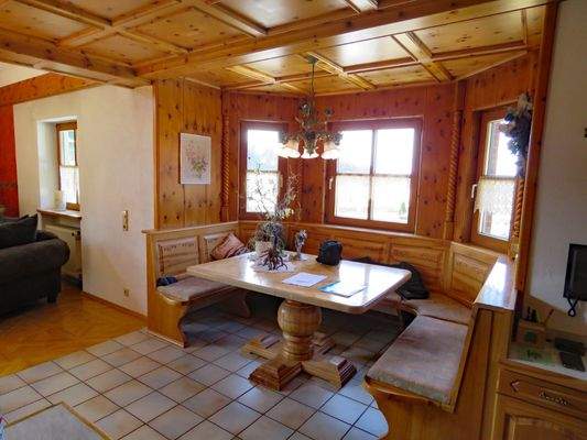 massive Esszimmereinrichtung im Erker 