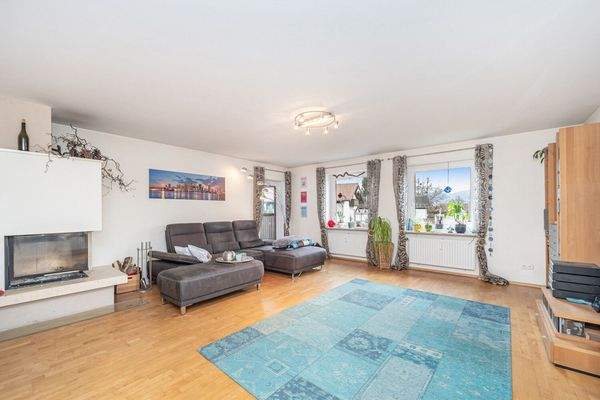 Wohnzimmer mit Kamin & Balkon