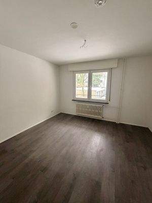 Leeres Zimmer mit Fenster