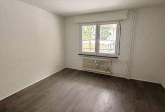 Leeres Zimmer mit Fenster