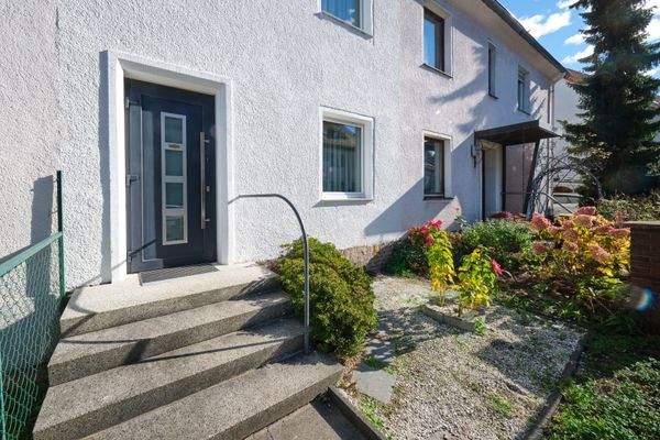 Vorderansicht mit Vorgarten