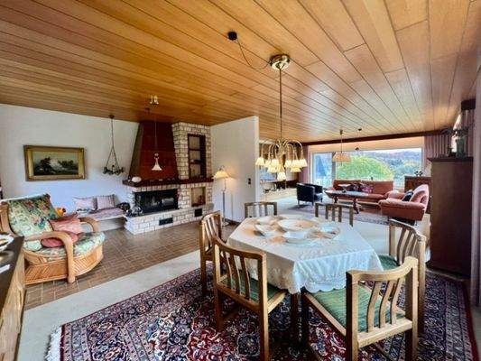 EG: Blick aus dem Ess- in den Wohnbereich und in die behagliche Kaminecke