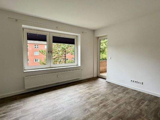 Beispielwohnung - Wohnzimmer mit Balkonzugang