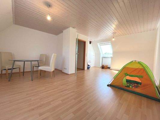 Im Dachgeschosszimmer liegen auch noch Anschlüsse für eine Küche