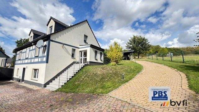 Zufahrt zur Wohnung 2 mit Carport u. Schuppen