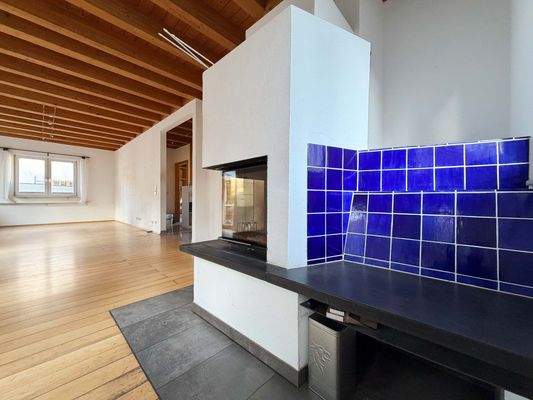 OG Wohn-Essbereich: Der Kamin spendiert kuschelige Wärme