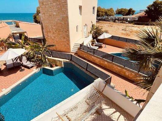 Kreta, Platanias: Luxuriöser 4-Villen-Komplex zu verkaufen, nur wenige Meter vom Meer entfernt!