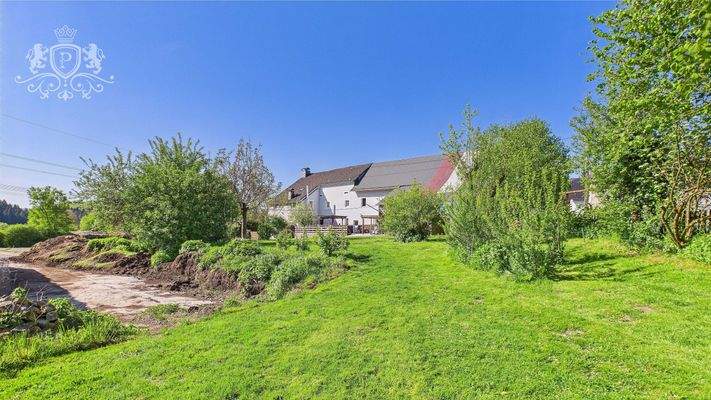 Weitläufige Außenanlage