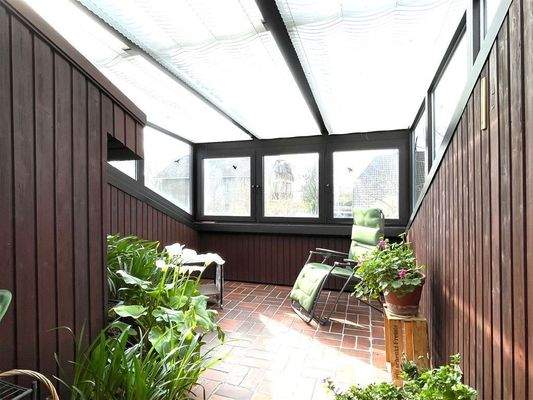 Lichtdurchflutete Loggia im OG