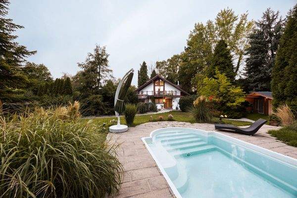 Wohnhaus/Außenanlage/Pool