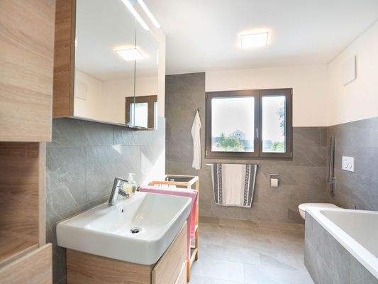 Badezimmer mit Badewanne und Dusche