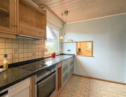 ... mit Durchreiche zum Wohnzimmer