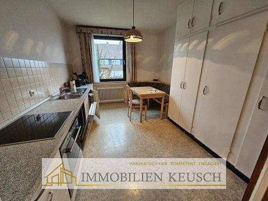 Großzügige Küche im EG