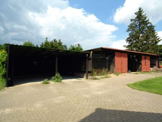 Carport-Stellplätze und Nebengelass