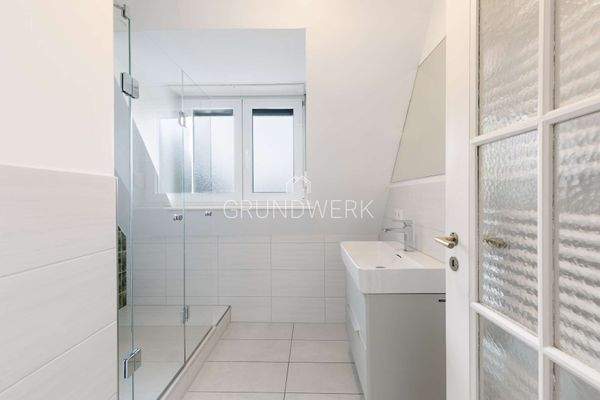 Badezimmer mit Dusche