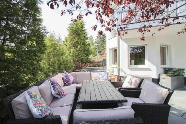 Terrasse mit Steinbrunnen