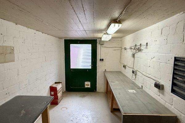 Werkstattbereich mit Zugang zum Garten.