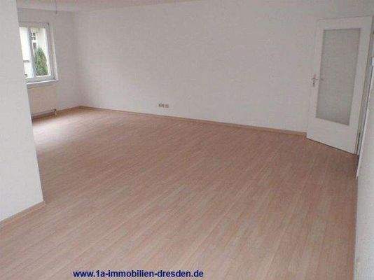 Wohnzimmer mit Balkon Bild 4