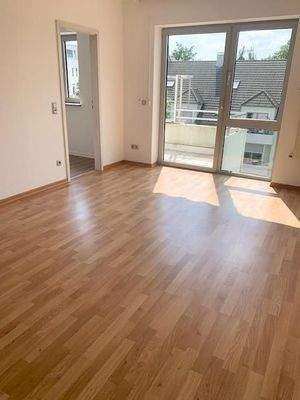 geräumiges Wohnzimmer