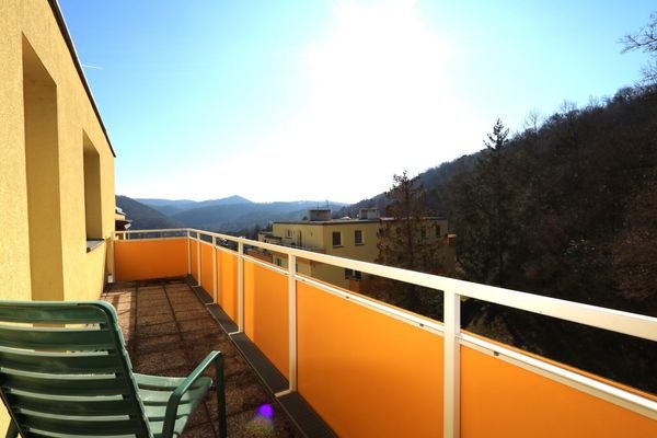 westseitige Loggia mit Fernblick im Obergeschoss