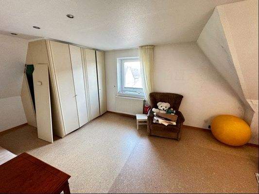 Zimmer OG mit Einbauschrank