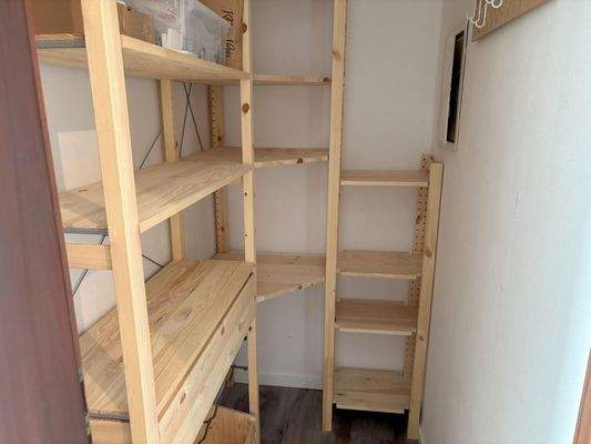 Abstellkammer mit Ordnungssystem