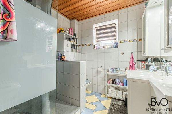 Geräumiges Familienbad mit bodentiefer Dusche