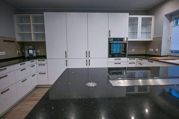 Küche mit ausfahrbarer Dunstabzugshaube