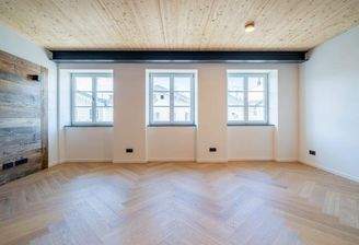 Wohnbereich mit Fenstern zur Marktstraße