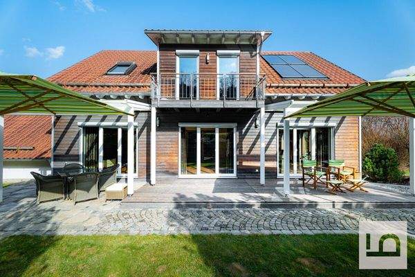 Südansicht mit Terrasse