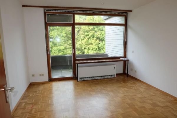 Wohnzimmer mit Zugang Balkon 