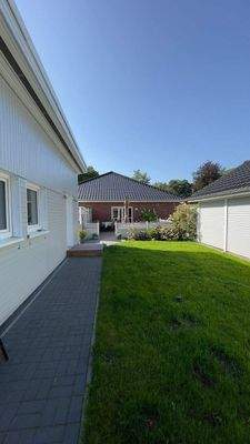 Rasengarten an der Terrasse_3.jpg