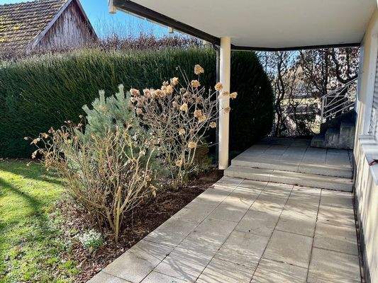 UG, Terrasse und Treppenaufgang - zur Terrasse vor der Küche und Garage