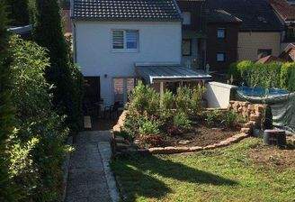 Ansicht Hinterhaus mit Terrasse und Garten