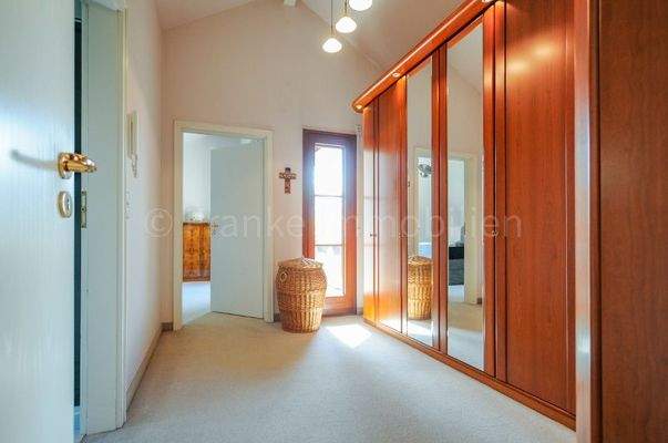 Ankleide mit Zugang zu Schlafzimmer und Hauptbad