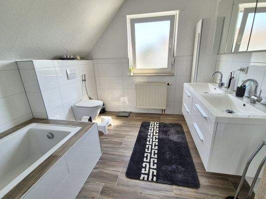 Tageslichtbad mit Wanne DG