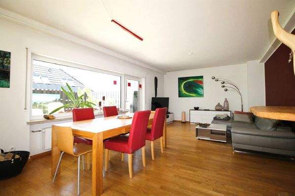 EG: Wohn-/Esszimmer mit Zugang zur Terrasse