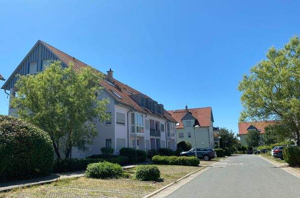 Außenansicht mit Stellplatz