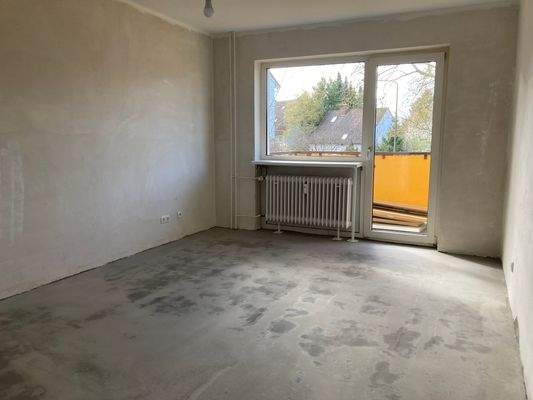 Wohnzimmer mit Zugang zum Balkon.