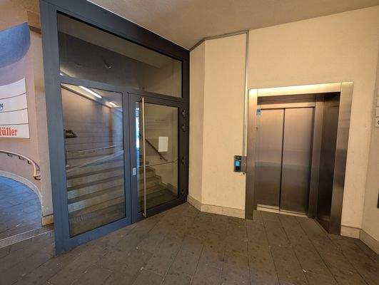 Aufzug und Treppenhaus