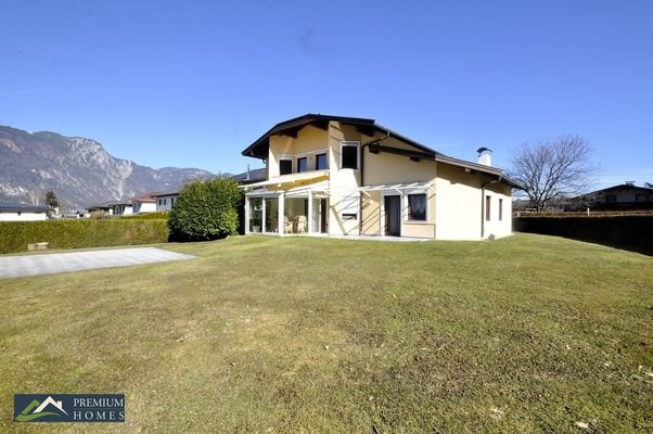 KUNDL - Einfamilienhaus - Hausansicht mit Gartenfläche