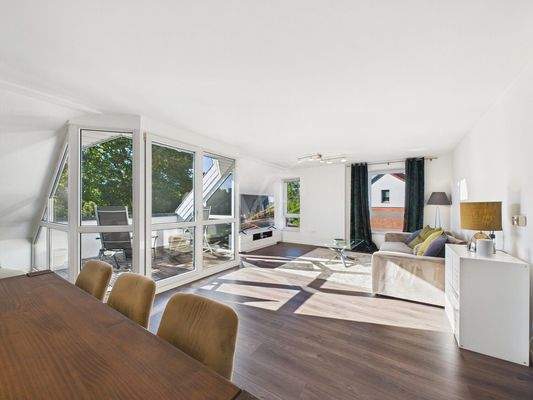 Wohn-/ Esszimmer mit Süd-Balkon