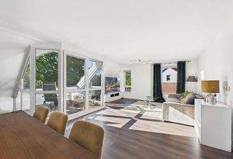 Wohn-/ Esszimmer mit Süd-Balkon