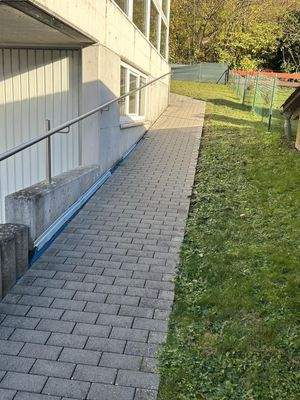 barrierefreier Zugang zum Eingang EG