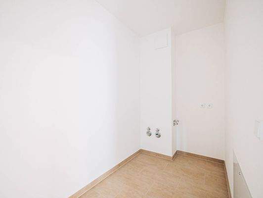 Abstellkammer mit Waschmaschinenanschluss