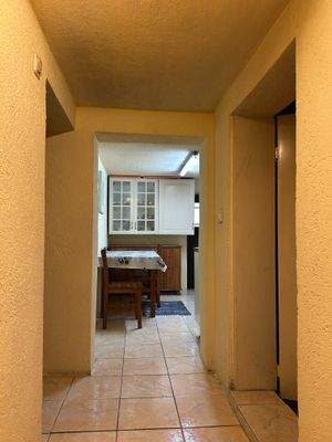 Kellerflur mit Blick in zus. Küche