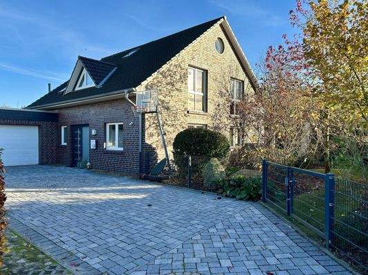 Vordere Hausansicht mit Einfahrt