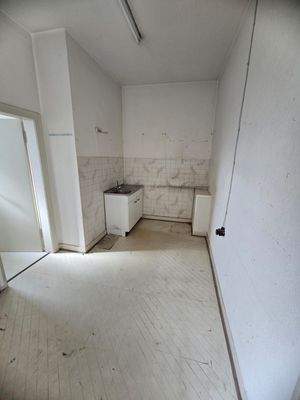 Leere Küche mit Spüle