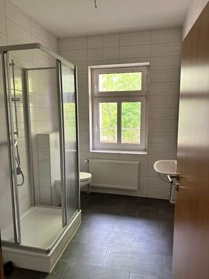 Bad mit Dusche und Fenster